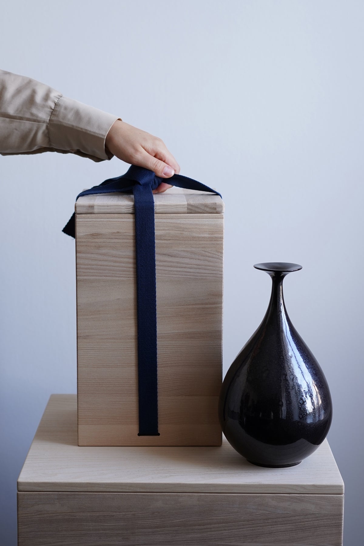 005 S Vase — Glossy Black