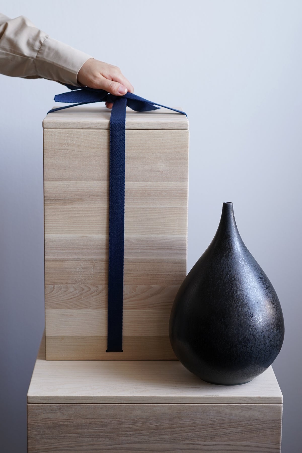005 1M Vase — Charcoal