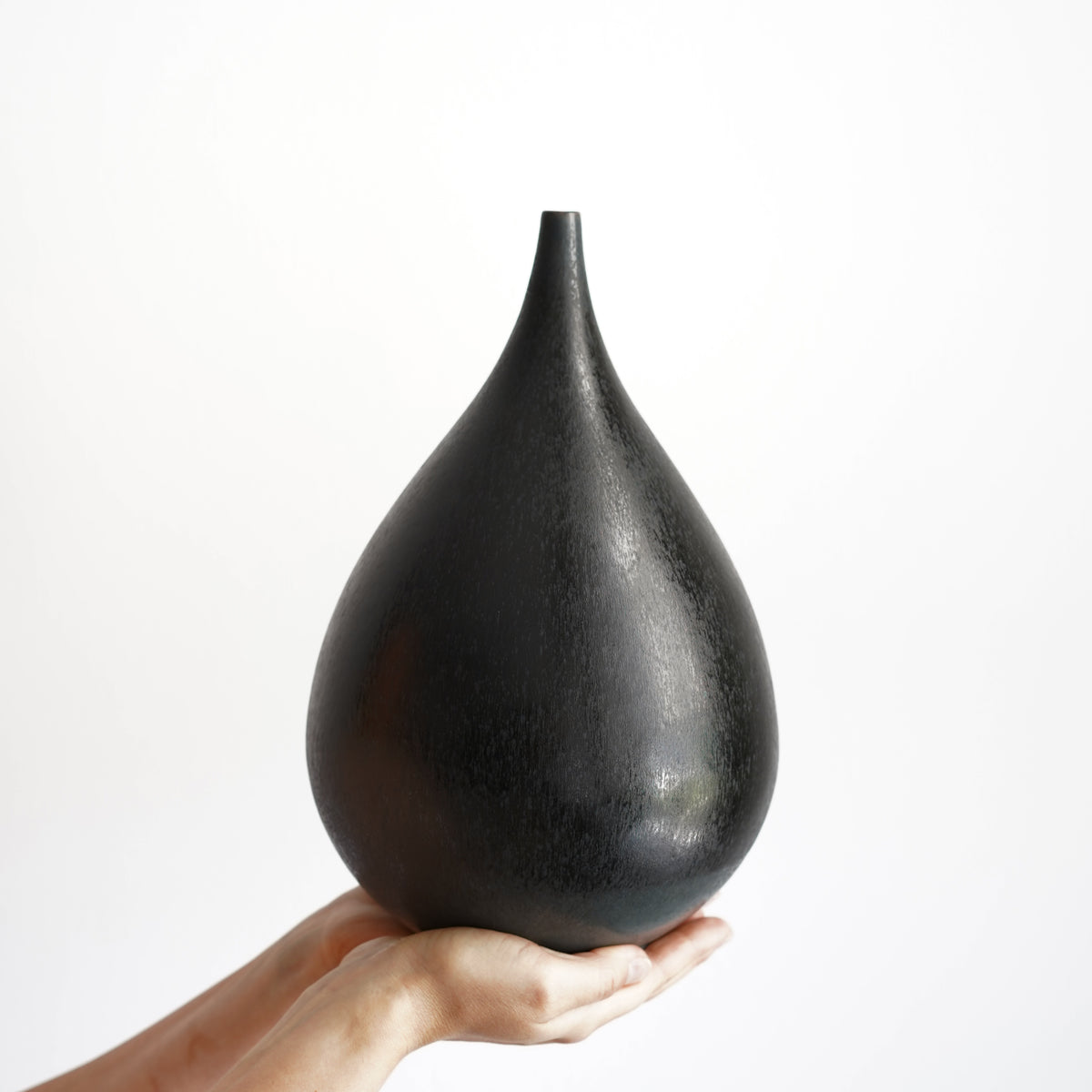 005 1M Vase — Charcoal
