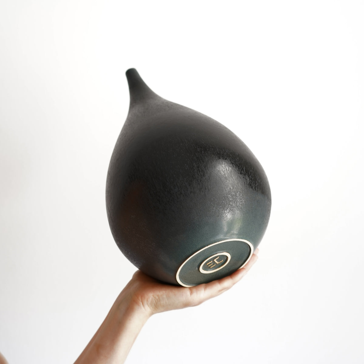 005 1M Vase — Charcoal