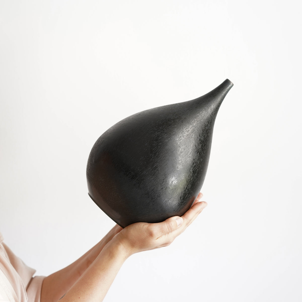 005 1M Vase — Charcoal